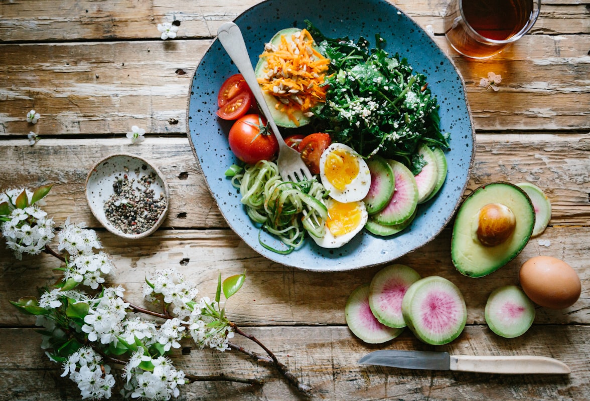 Sarapan bergizi dengan oatmeal dan buah-buahan